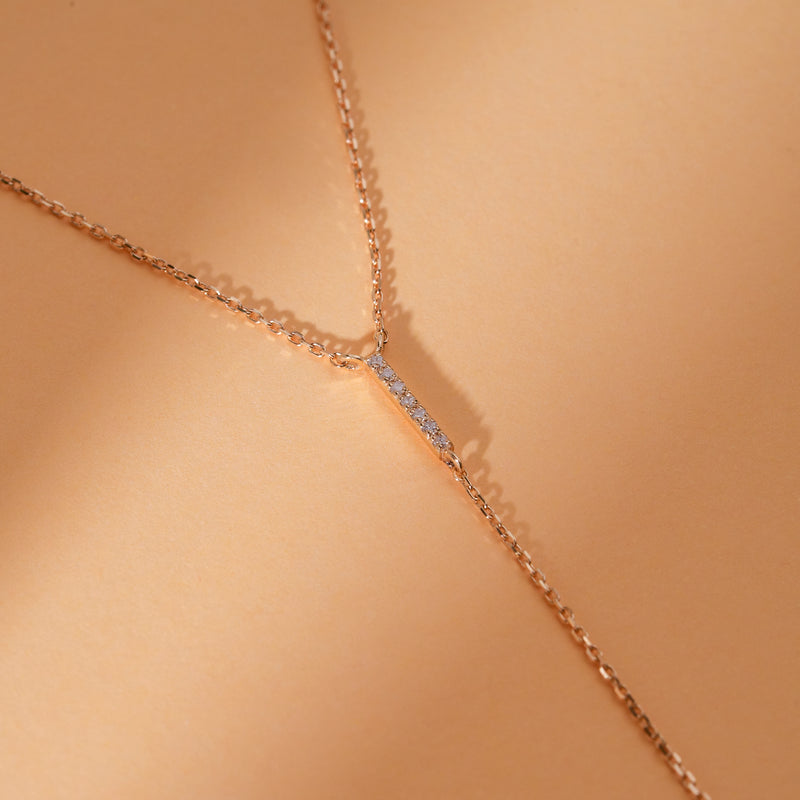 Minimalist diamond lariat necklace in gold for a touch of modern elegance