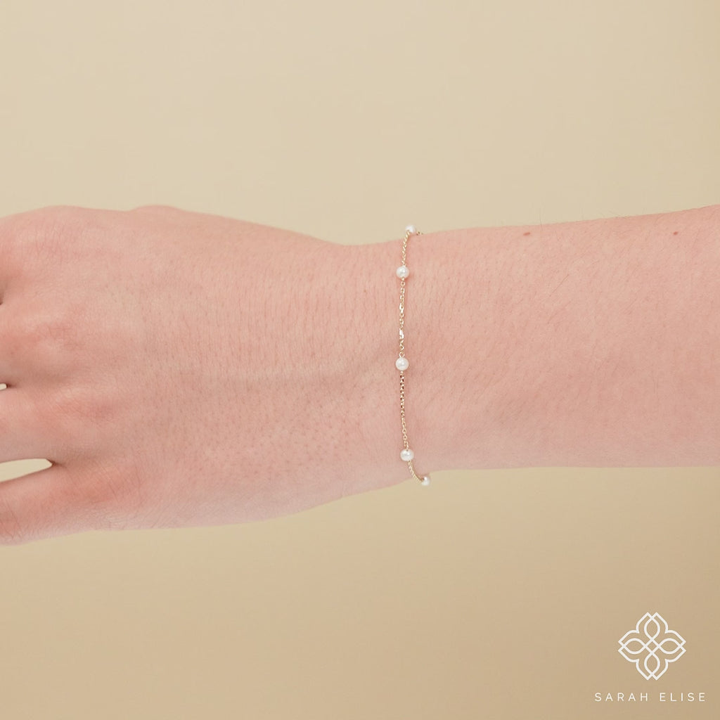 minimalist bracelet with natural pearls in solid gold