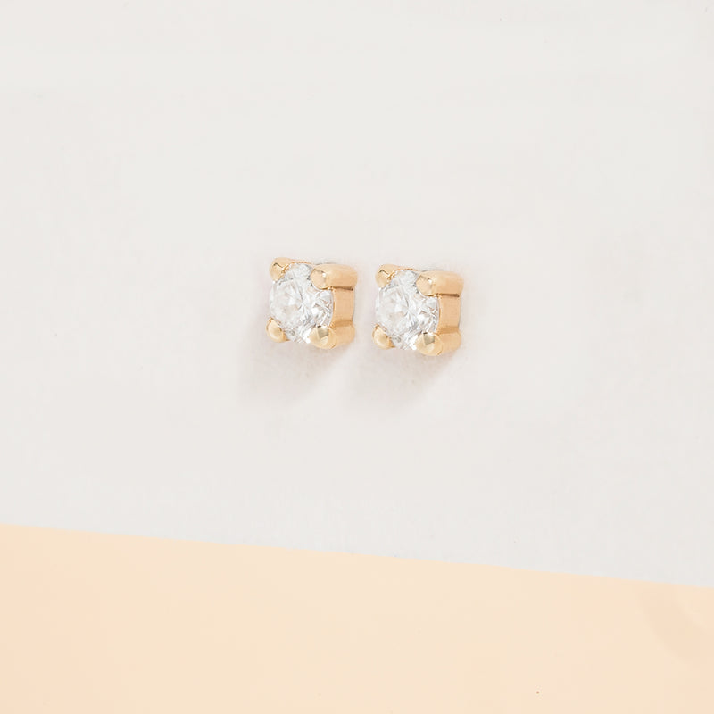 Side view of 14k solid gold 4 prong natural diamond stud 